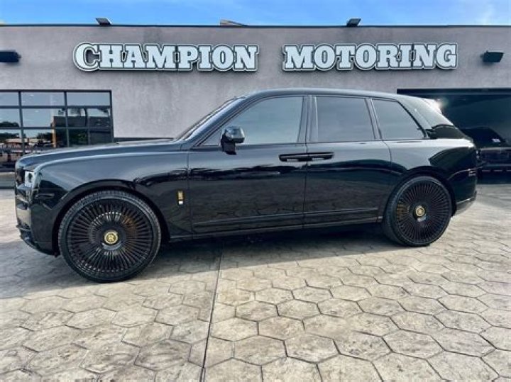 Rolls Royce & Guards; Nelly Yoa’s Court Entry! Explore His Wiki Facts